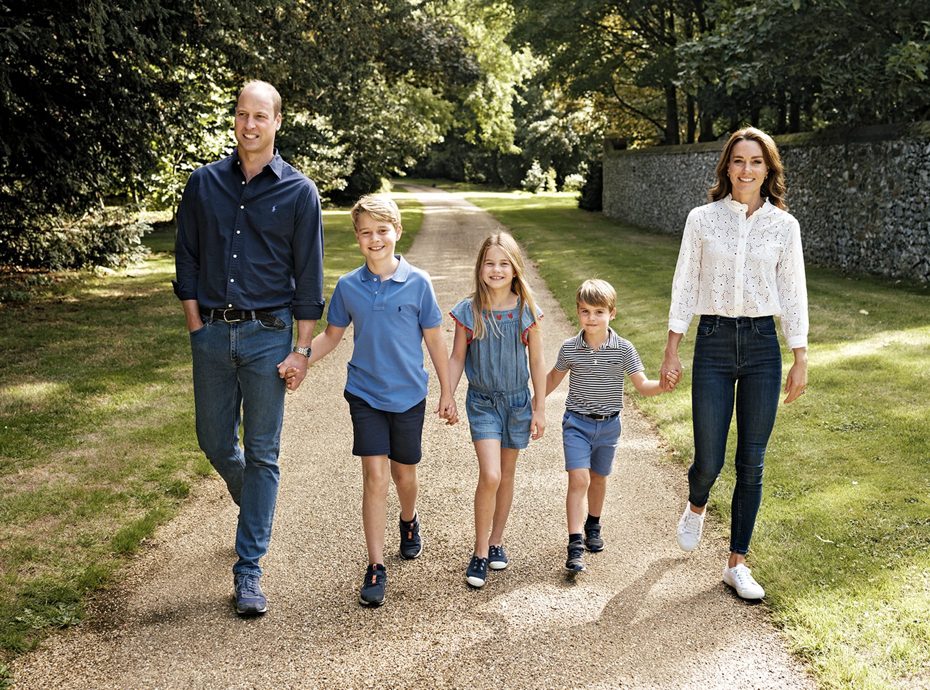 Prince William and Kate Middleton share sweet new family photo Goss.ie